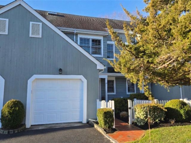  2 BR,  3.00 BTH &nbsp;Condo style home in Westhampton Beach