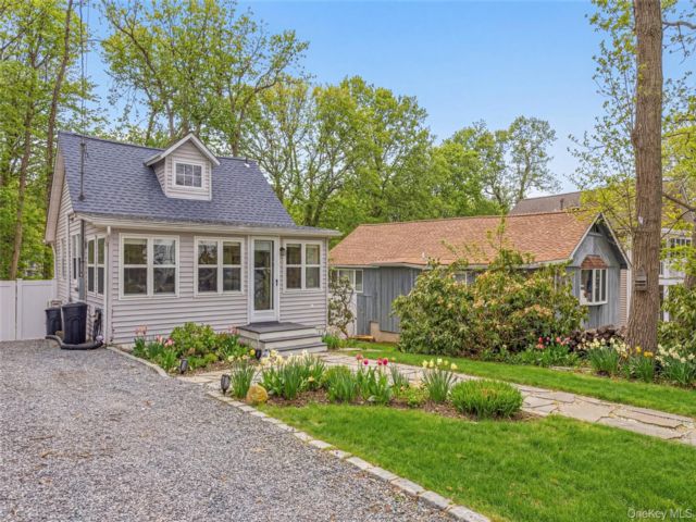  2 BR,  1.00 BTH &nbsp;Cottage style home in Setauket