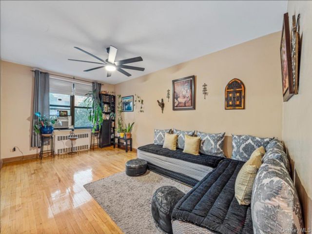  4 BR,  1.00 BTH &nbsp;Other style home in Jackson Heights