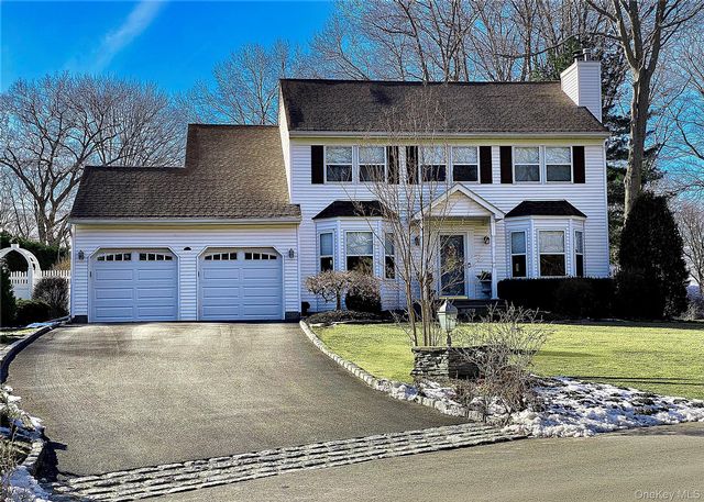  4 BR,  3.00 BTH &nbsp;Colonial style home in Stony Brook