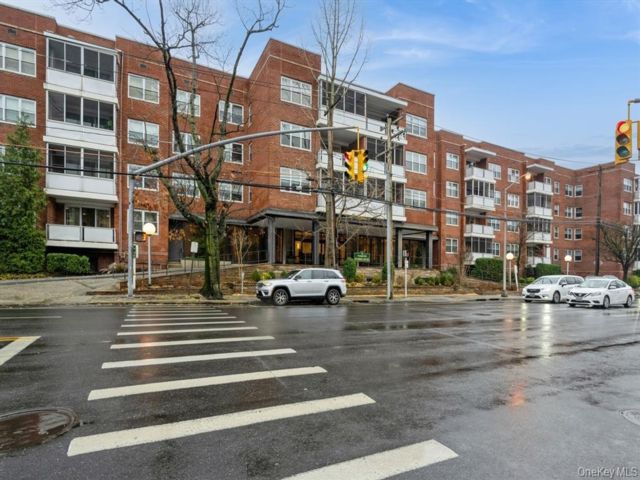  2 BR,  3.00 BTH &nbsp;Other style home in Great Neck