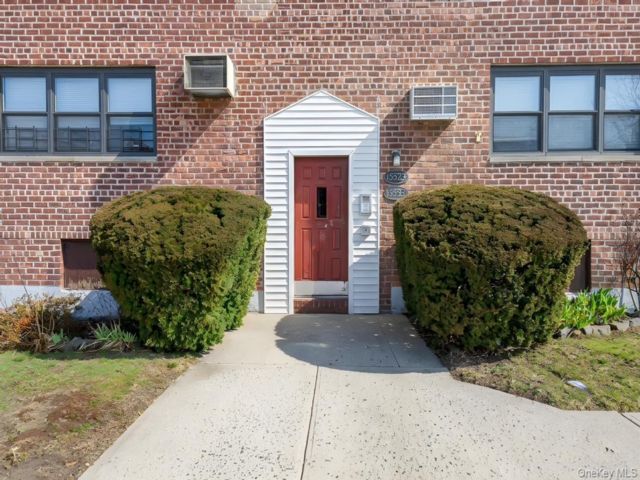  3 BR,  1.00 BTH &nbsp;Garden style home in Howard Beach