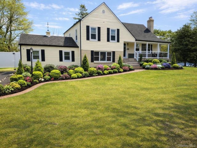  4 BR,  4.00 BTH &nbsp;Split level style home in Bay Shore