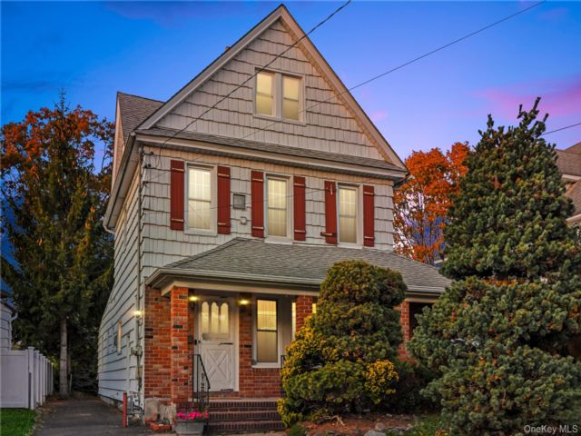  4 BR,  2.00 BTH &nbsp;Colonial style home in Lynbrook