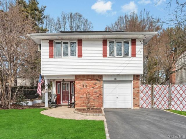  4 BR,  2.00 BTH &nbsp;Hi ranch style home in East Northport