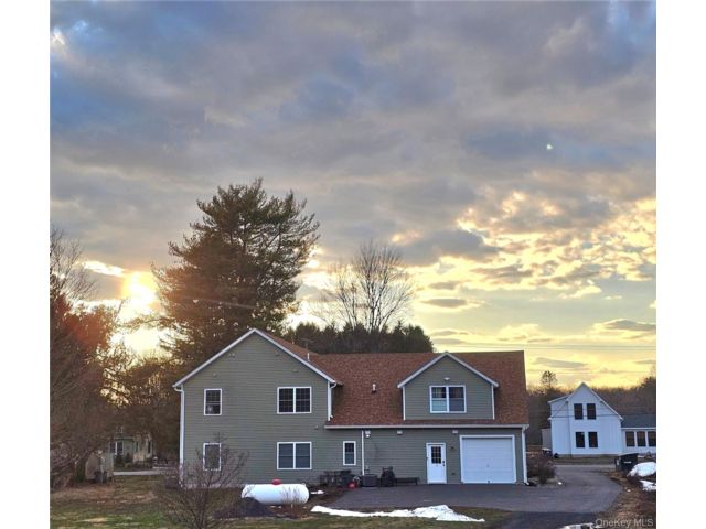  3 BR,  2.00 BTH &nbsp;Colonial style home in Walden