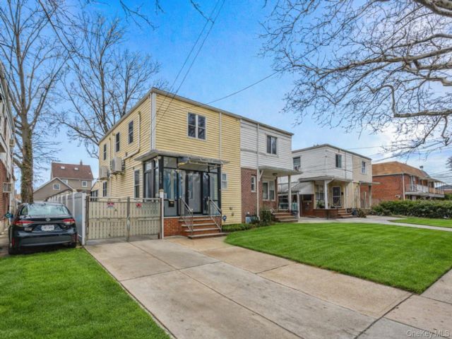  3 BR,  3.00 BTH &nbsp;A-frame style home in Oakland Gardens