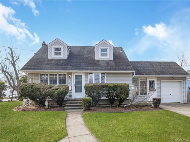  5 BR,  2.00 BTH &nbsp;Exp cape style home in Massapequa Park