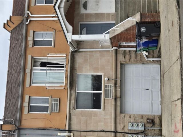  6 BR,  4.00 BTH &nbsp;House style home in East New York