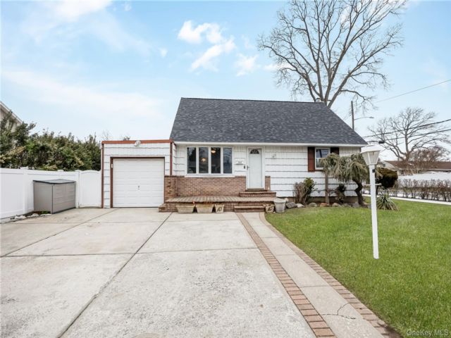  4 BR,  1.00 BTH &nbsp;Cape cod style home in Massapequa Park