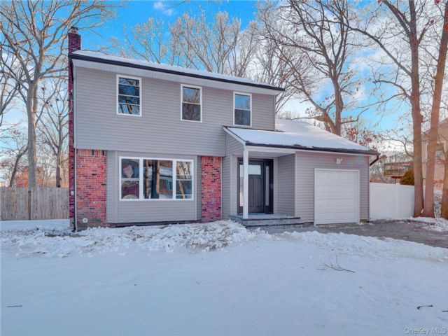  3 BR,  2.00 BTH &nbsp;Colonial style home in Farmingville