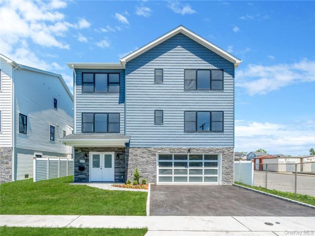  4 BR,  4.00 BTH &nbsp;Contemporary style home in Oceanside
