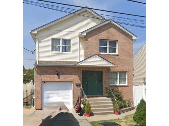  4 BR,  3.00 BTH &nbsp;Colonial style home in Elmont