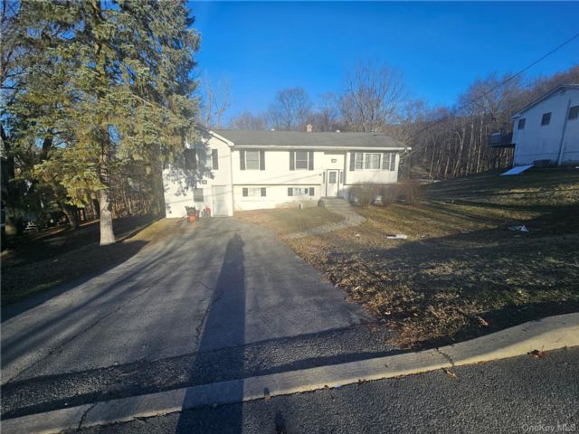  5 BR,  3.00 BTH &nbsp;Ranch style home in Blooming Grove