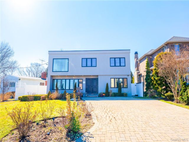  4 BR,  5.00 BTH &nbsp;Contemporary style home in Whitestone