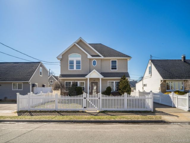  4 BR,  5.00 BTH &nbsp;Colonial style home in Bellmore