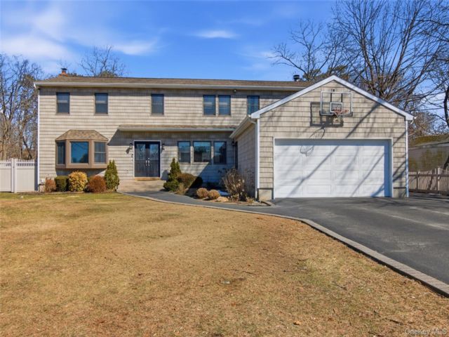  5 BR,  4.00 BTH &nbsp;Colonial style home in Islip Terrace