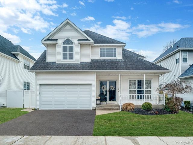  4 BR,  3.00 BTH &nbsp;Colonial style home in Melville