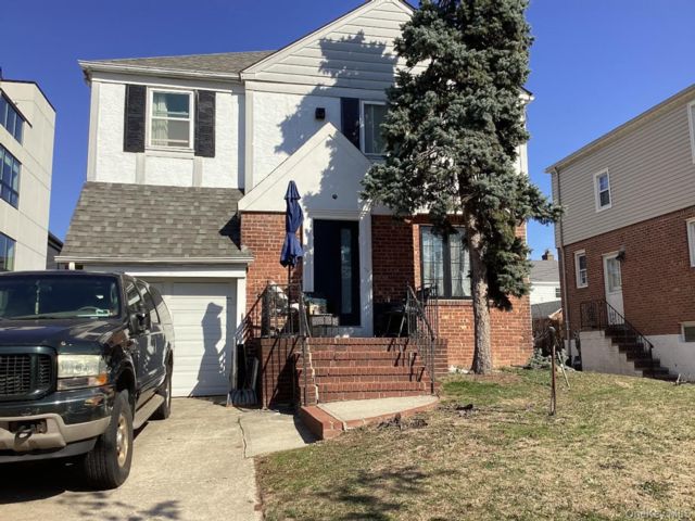  3 BR,  2.00 BTH &nbsp;Other style home in Jamaica Estates