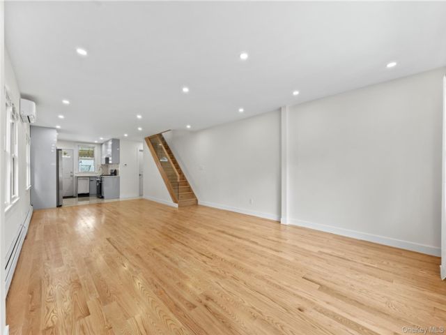  3 BR,  2.00 BTH &nbsp;Other style home in Flushing