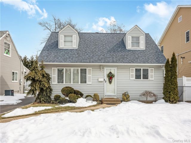  3 BR,  1.00 BTH &nbsp;Cape cod style home in Wantagh