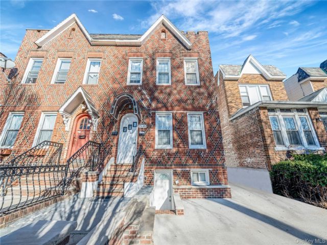  7 BR,  3.00 BTH &nbsp;House style home in East Elmhurst