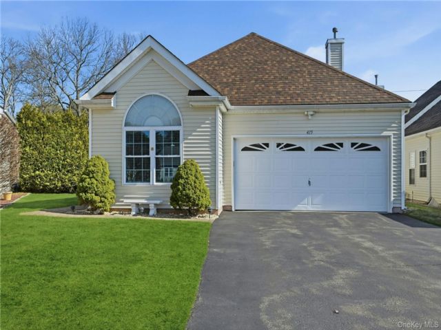  2 BR,  2.00 BTH &nbsp;Garden style home in Ridge