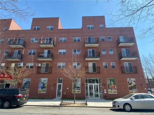  1 BR,  1.00 BTH &nbsp;Contemporary style home in Fresh Meadows