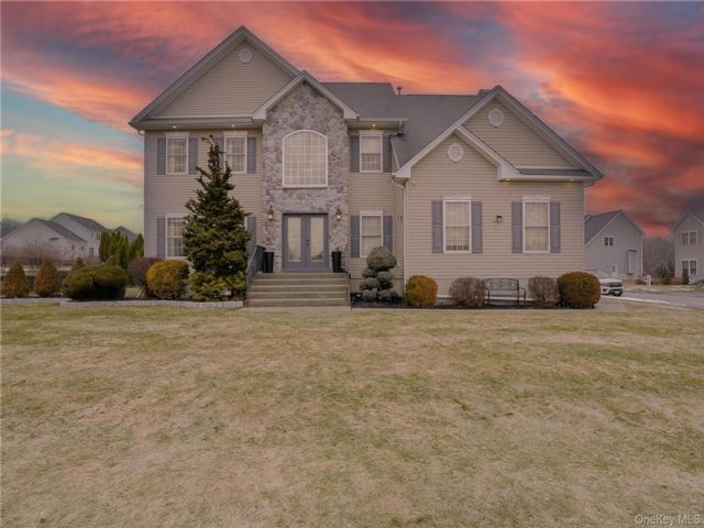  5 BR,  4.00 BTH &nbsp;Colonial style home in New Windsor