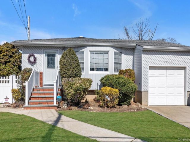  3 BR,  2.00 BTH &nbsp;Ranch style home in Seaford