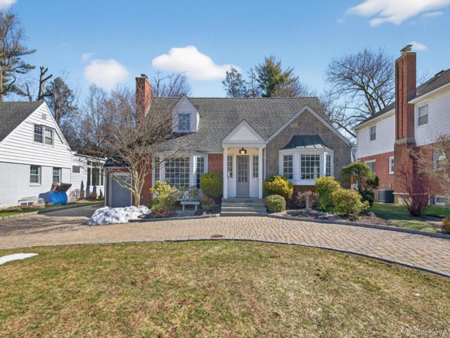  4 BR,  3.00 BTH &nbsp;Cape cod style home in Great Neck