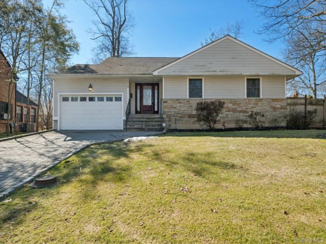  3 BR,  2.00 BTH &nbsp;Hi ranch style home in Great Neck