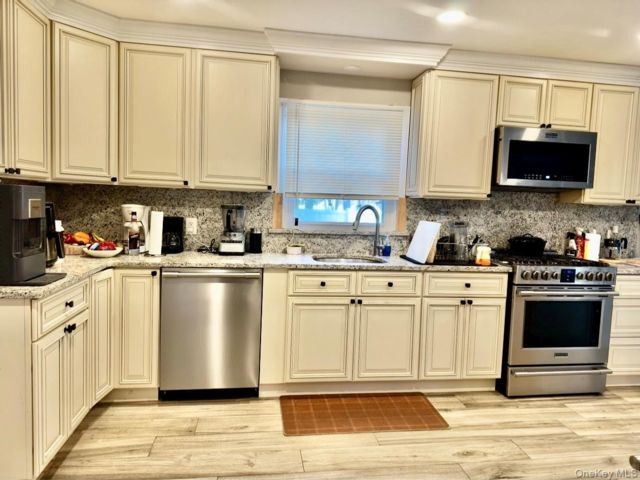  1 BR,  3.00 BTH &nbsp;Colonial style home in Oceanside