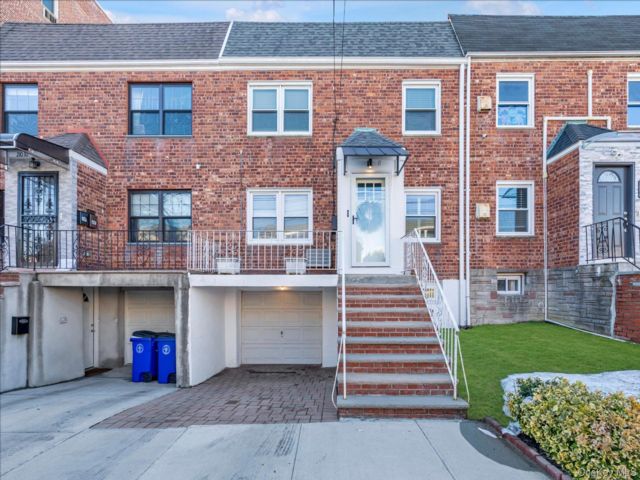  4 BR,  2.00 BTH &nbsp;House style home in Bayside