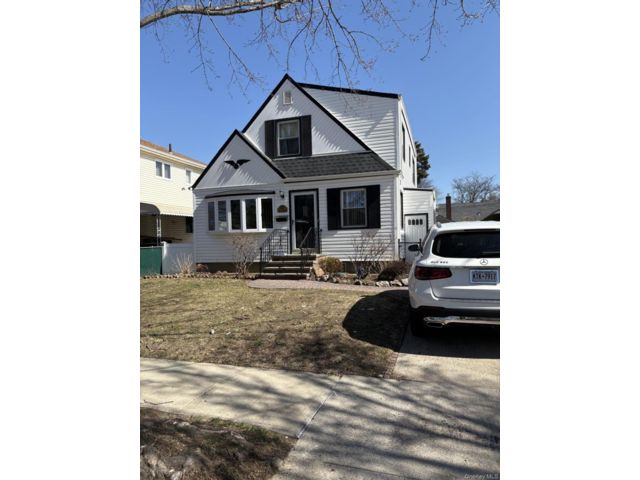  4 BR,  3.00 BTH &nbsp;Exp ranch style home in Glen Oaks