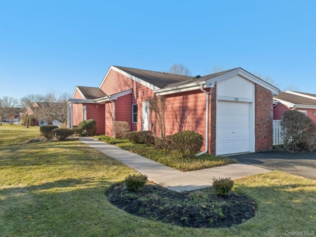  2 BR,  2.00 BTH &nbsp;Garden style home in Saint James