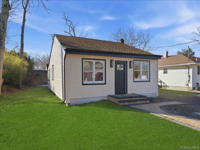  3 BR,  2.00 BTH &nbsp;Ranch style home in Shirley