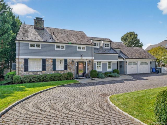  5 BR,  5.00 BTH &nbsp;Colonial style home in Mamaroneck