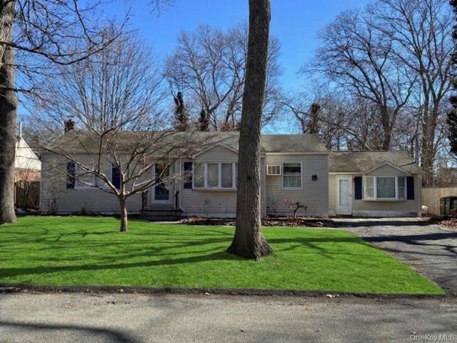  3 BR,  2.00 BTH &nbsp;Ranch style home in East Northport