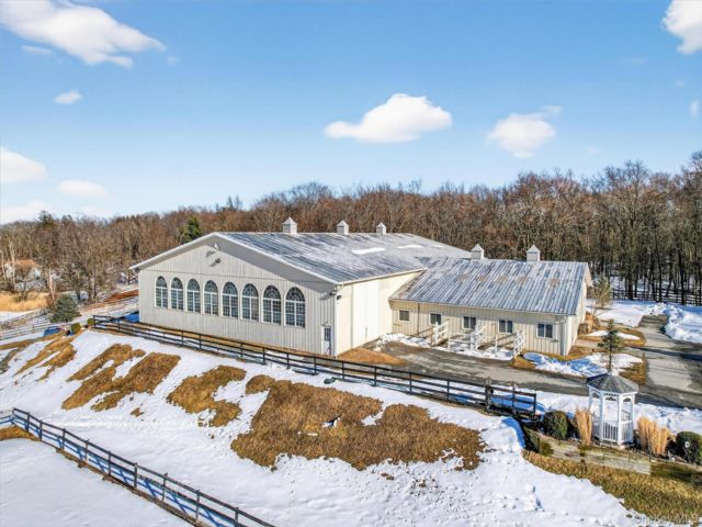  5 BR,  5.00 BTH &nbsp;Colonial style home in Goshen