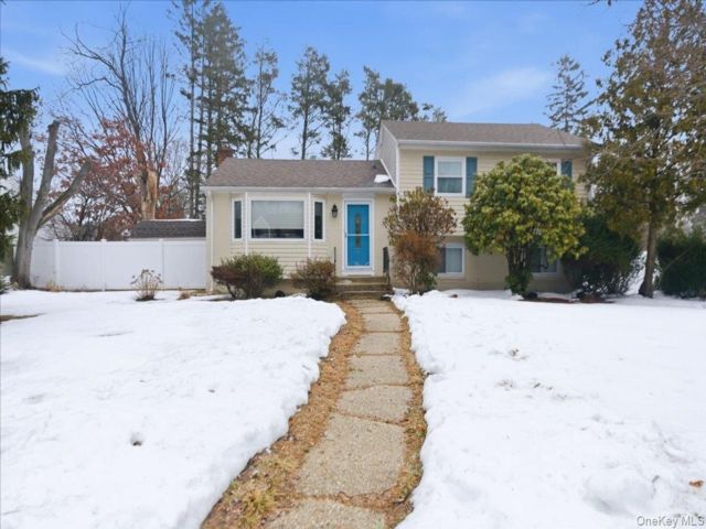  3 BR,  1.00 BTH &nbsp;Split level style home in Huntington