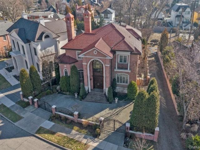  4 BR,  5.00 BTH &nbsp;Colonial style home in Malba