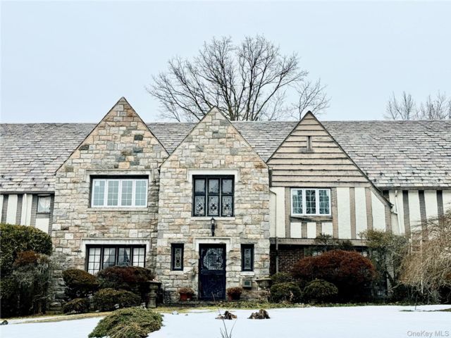  6 BR,  6.00 BTH &nbsp;Colonial style home in Great Neck