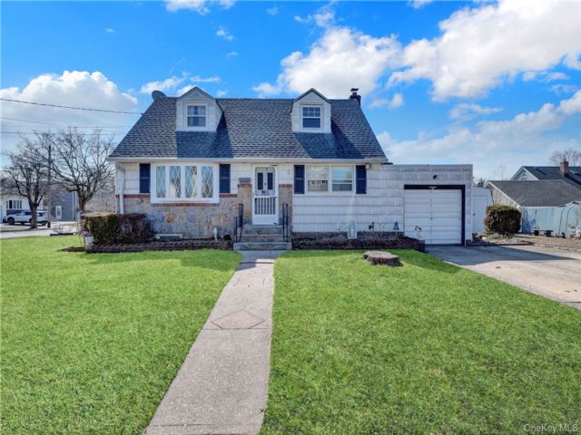  4 BR,  2.00 BTH &nbsp;Exp cape style home in East Meadow