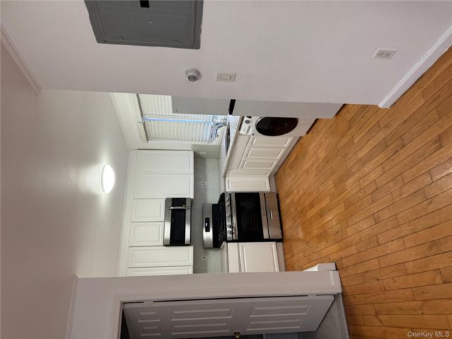  3 BR,  2.00 BTH &nbsp;Contemporary style home in Bayside