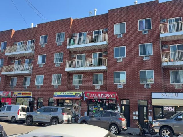  6 BR,  4.00 BTH &nbsp;House style home in Corona