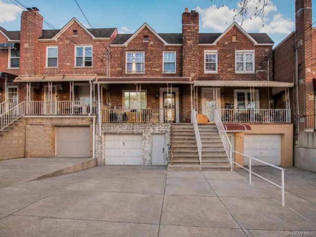  4 BR,  3.00 BTH &nbsp;House style home in Parkchester