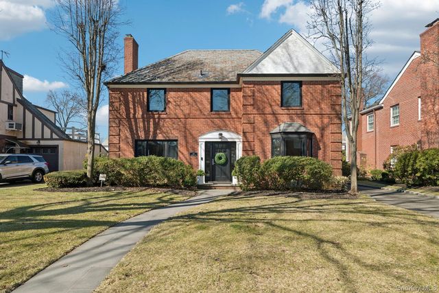  3 BR,  3.00 BTH &nbsp;Colonial style home in Garden City