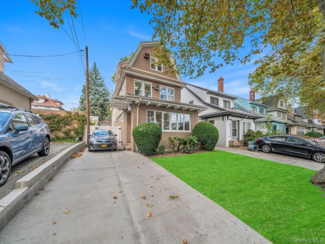 7 BR,  5.00 BTH &nbsp;Colonial style home in Kew Gardens