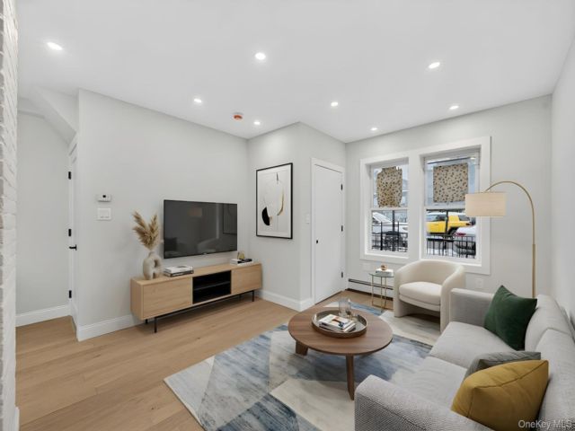  6 BR,  4.00 BTH &nbsp;House style home in West Farms